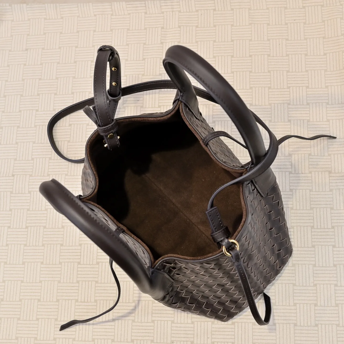 Batch 1760 BOTTEGA VENETA 2025 new product pinacoteca has super soft leather, and the weaving function, practicality and relaxed fashion sense have not fallen behind❤️‍🔥Amway has given sisters a must-have bag when going out. The size of the bag also accurately meets the commuting needs of urban beauties. It can accommodate mobile phones, keys, lipstick, powder, sunscreen, shopping bags...all of it! ! ! 🔥The capacity should not be underestimated~ It does not choose people, clothes, or occasions. With its majestic curved outline, exquisite woven texture, delicate edges and rounded handles, this woven vegetable basket bag truly achieves the goal of "dressing up and being fashionable without getting in the way"~ Are you interested in Jimei? Style number: 9004 Size: 24*15*12cm